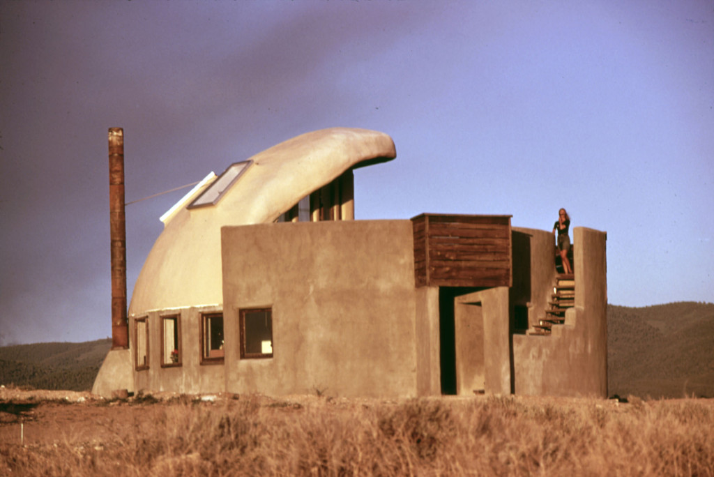 FIRST_EXPERIMENTAL_HOUSE_COMPLETED_NEAR_TAOS,_NEW_MEXICO_USING_EMPTY_STEEL_BEER_AND_SOFT_DRINK_CANS_-_NARA_-_556623